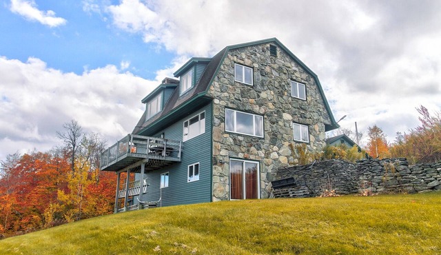 New! Cozy, private Chalet with stunning Mountain Views.