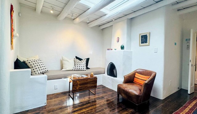 NEW Extended Stay! Elegant Eastside Adobe Casita. Easy Walk to Plaza & Canyon Rd