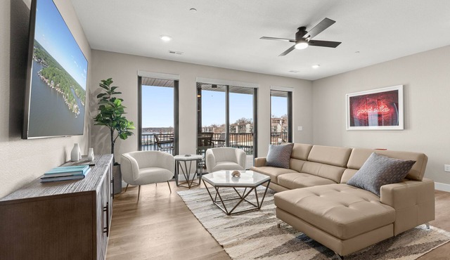 NEW Lux Condo! Pool, Hottub & Video Game Table! 2F