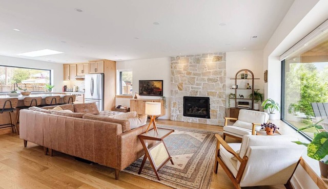 New & Modern - 2 Full Kitchen, Sauna, Sleeps 12-14