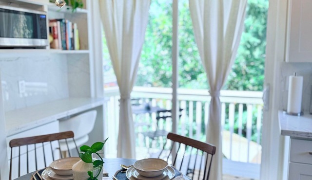 NEW - modern comfort, remodeled, A/C, free parking in Seattle