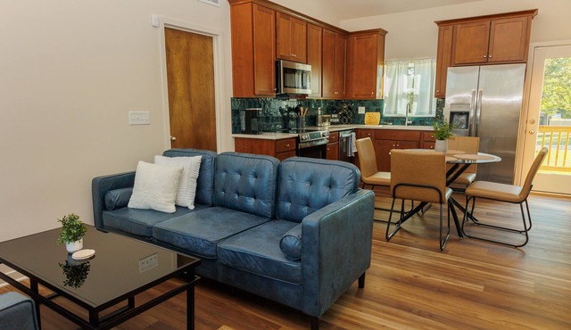 NEW Modern Home Near KC Attractions