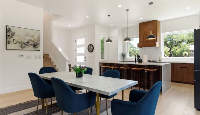 New! Spacious 4BR. EV Charge. Central to Domain, DowntownUT. Sleeps 6. Parking