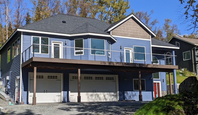 Newer mountainside retreat with beautiful views close to town!