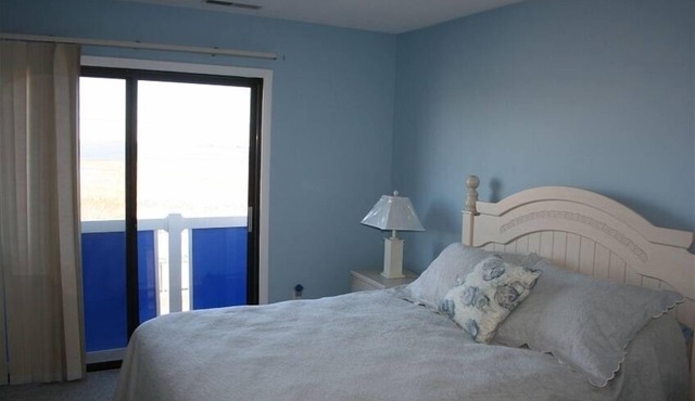 Newly Renovated 3 BR 2 Bath Unit Walking Distance to the Beach
