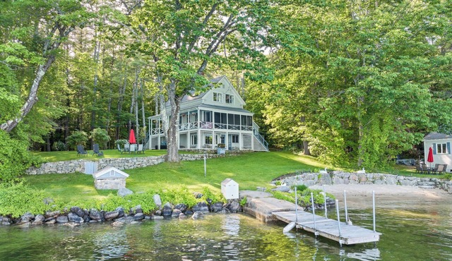 Nostalgic Winter Harbor Wonderland on Lake Winnipesaukee Sleeps 16