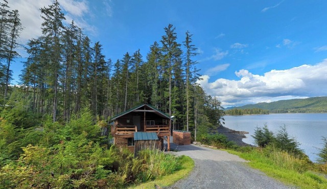 Ocean front 1-bedroom apartment in enchanting Whale Pass with strong WiFi