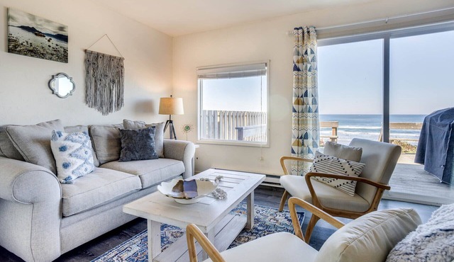 Ocean Front Duplex with Views! Dog Friendly! Free Wifi! in South Beach