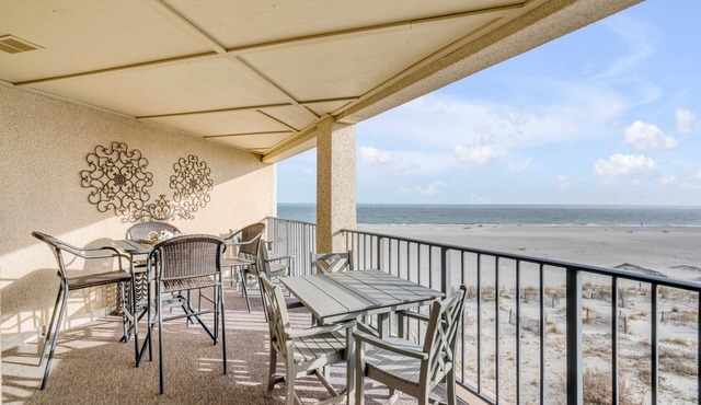 Oceanfront 2BR, 2BA Condo in Wild Dunes! Community Pool! Great View Looking at the Atlantic Ocean!
