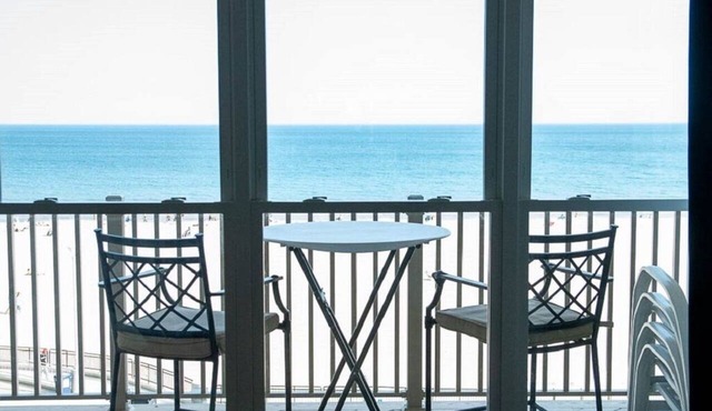 Oceanfront - 4th floor - Million dollar view!