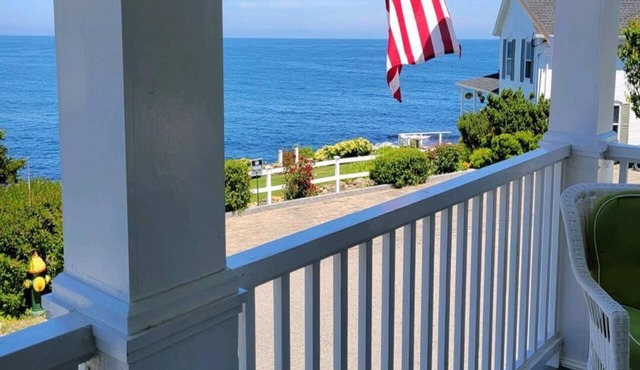 Oceanfront Classic Maine Cottage in close walking distance to beaches!