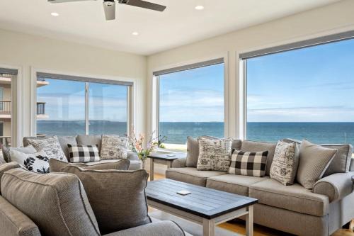 Oceanfront Home Beach Access Deck & Ping Pong in Old Orchard Beach