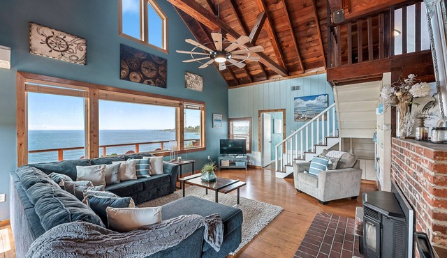 OCEANFRONT Rustic Sunset Cabin with stunning ocean views & staircase to beach!