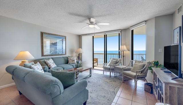 Oceanfront, third-floor villa with great views, balcony & 2 shared pools