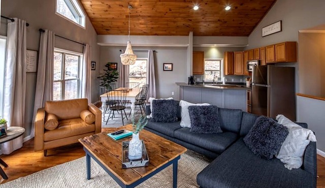 Open Living, Fall Views, Hot Tub, Near Ski Slopes