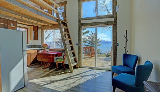 Panoramic views, private sauna & deck with gas firepit, close to the city center
