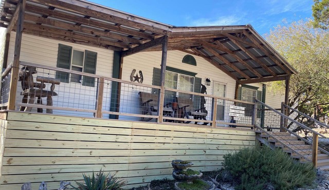 Peaceful Hill Country Retreat Private Hot Tub 3½ Acres Near Downtown