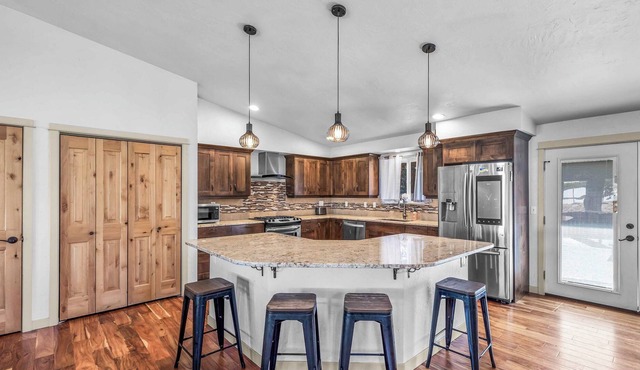Peaceful & idyllic Bend garden home 1.5 miles from the Old Mill!