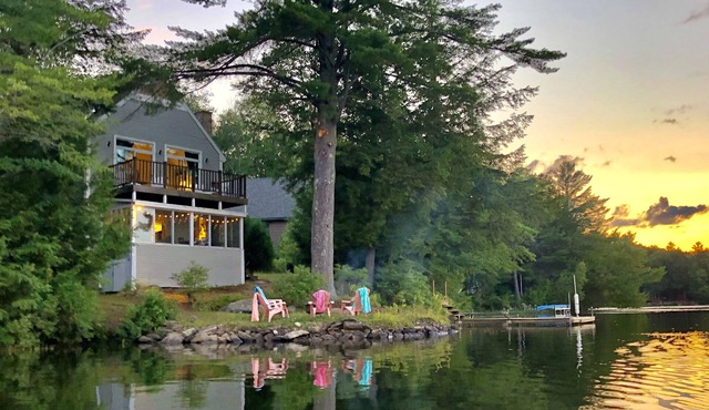 Peaceful, quiet lakeside cottage in Sunapee, 12 minutes from the skiing.