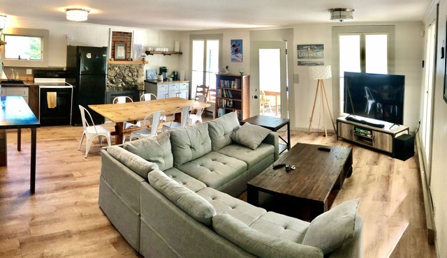 Peaceful, quiet lakeside cottage in Sunapee, 12 minutes from the skiing. in Sunapee