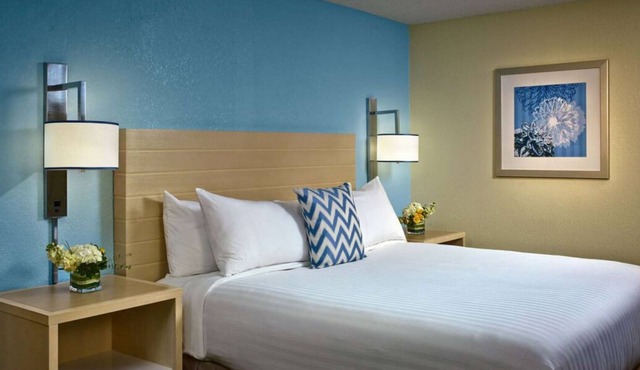 Perfect for Groups! 3 Spacious Units, Pool, Free Breakfast and Parking!