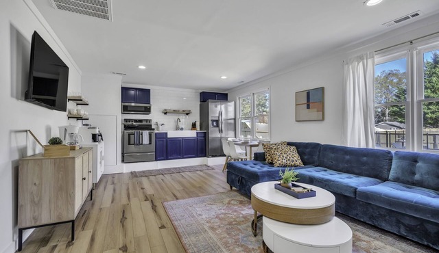 Pet-friendly 1 BR/2 bed/1 Ba w Swimming pool, firepit, 2 min to Furman