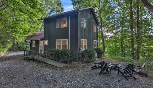 Pet-Friendly Cabin with Barbecue and Outdoor Area with Fire Pit in Waynesville, North Carolina