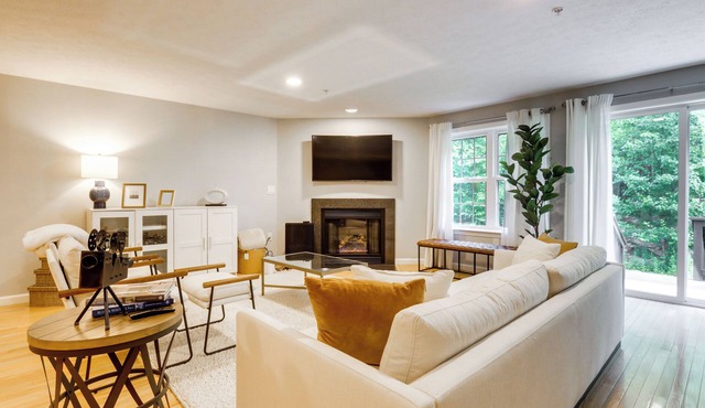 Pet-Friendly Fitchburg Townhome Near Wachusett Mtn