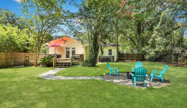 Pet Friendly Home with Fenced Yard, Conveniently Located!