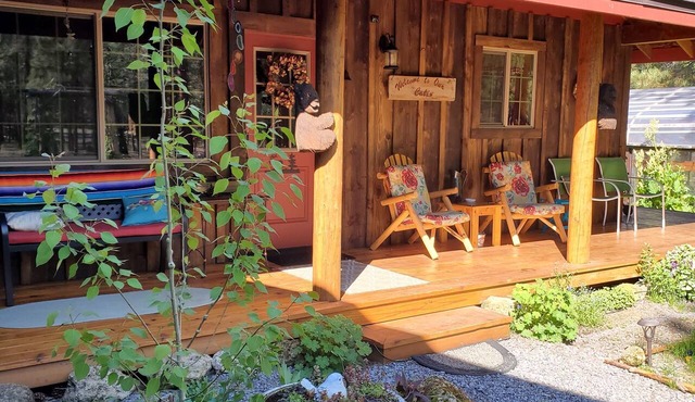 Pinecone Cabin, Couples Retreat, hot tub, pet friendly, private! in La Pine