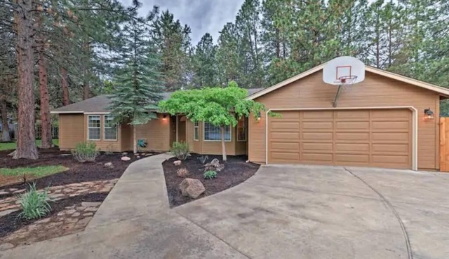 Platinum Paradise-Private Hot Tub-Gas Firepit-Located In BEND-30 Min to Bachelor