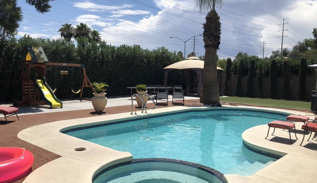 POOL/JACUZZI/HUGE FURNISHED BACKYARD/POOL TABLE/MINI GOLF/PLAY PLACE/PING PONG T