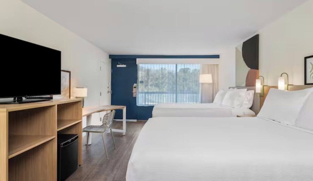 Pool Stay w/2 Queen Beds! Pet Friendly Near Museums!