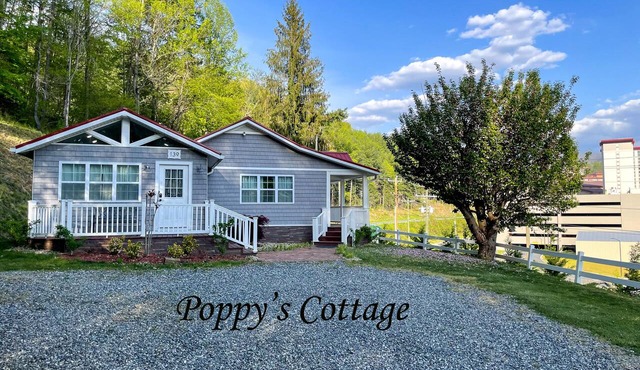 Poppy's Cottage-Walk to the Casino! WiFi available & Motorcycle Friendly