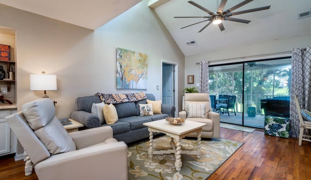 Popular Tarpon Pond Cottage w/Screened Porch! Great Location! 1 small dog allowed!