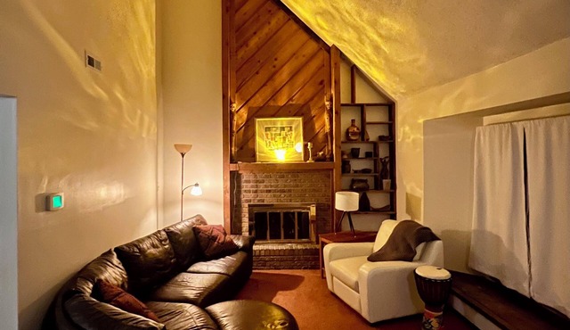 Practical Zen II: 4-bdrm 2-bth 5-bed house in welcoming neighborhood.