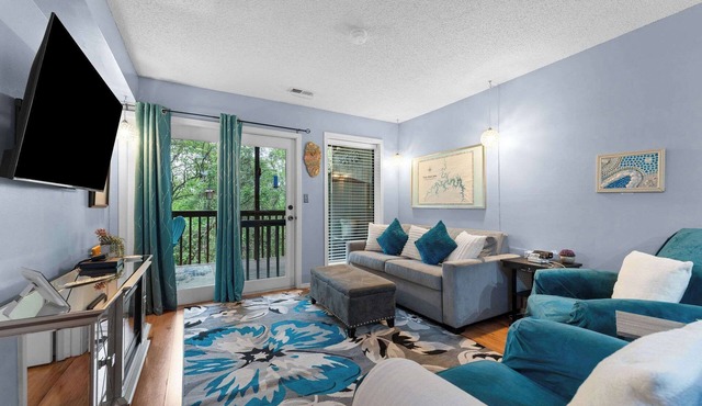 Pretty Peacock: 2BR/2BA near SDC & Lake Access!