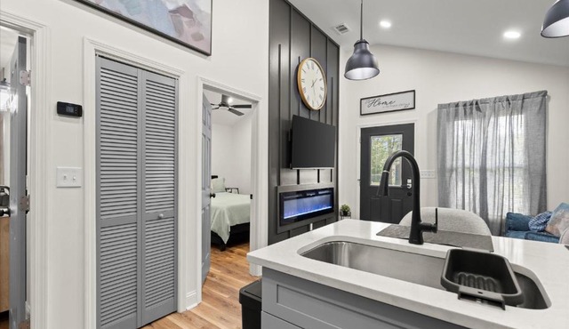 Private 2BR 2BA Cottage Full Modern Amenities