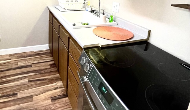 Private apartment with kitchen & laundry in North End - Flexible cancellation!