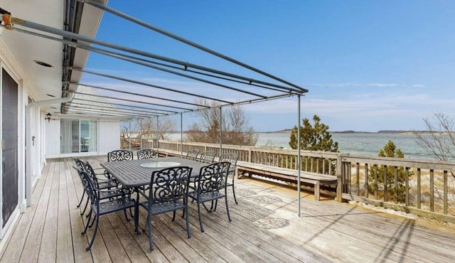 Private beachfront escape on Coffins Beach w/amazing views & private beach