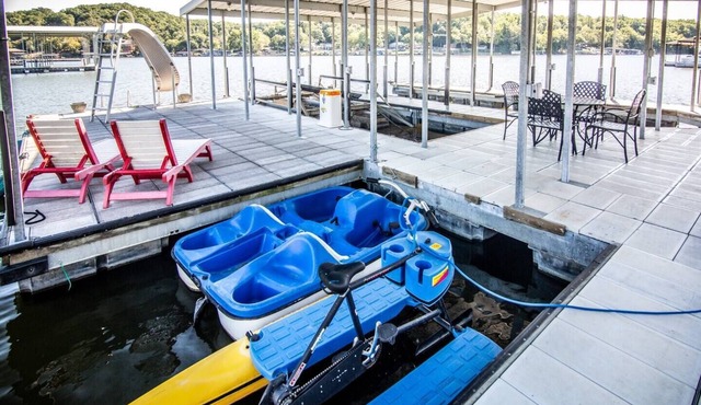 Private lakefront rustic cabin vibe, dog friendly and water toys! Much to Enjoy!