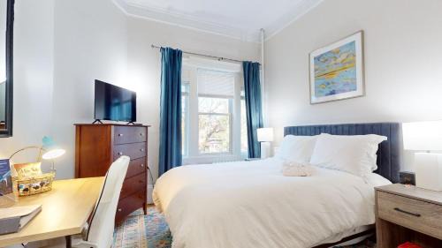Private Room,Shared Bath, walk to Hosp, Fenway, BU