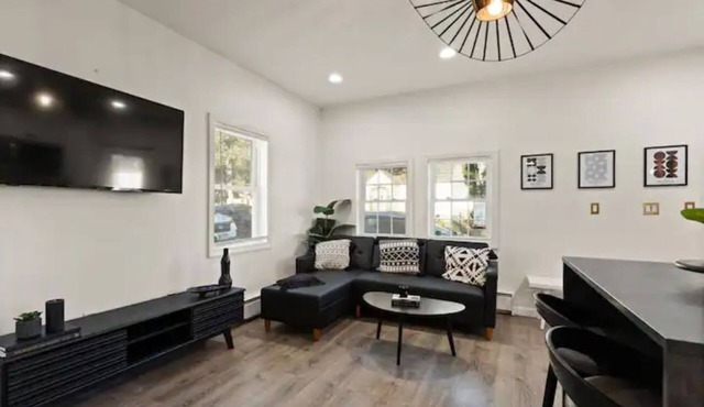 Quaint Home Near Boston & Salem with private yard