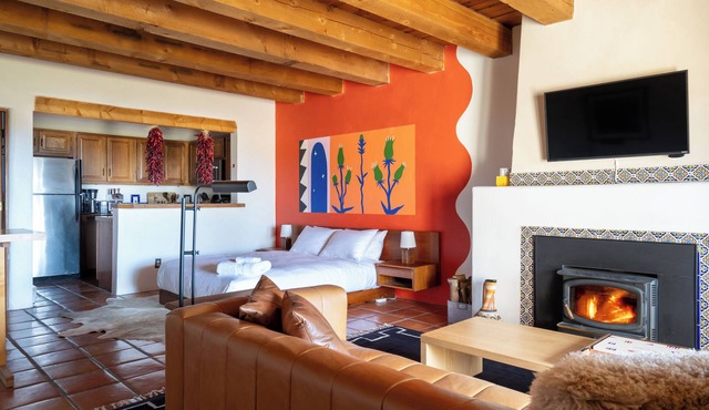 Queen adobe studio with full kitchen, in-unit washer/dryer & fireplace. Private balcony + valley views. 15 min to Taos Ski Valley · 5 to Arroyo Seco. Sleeps 2.