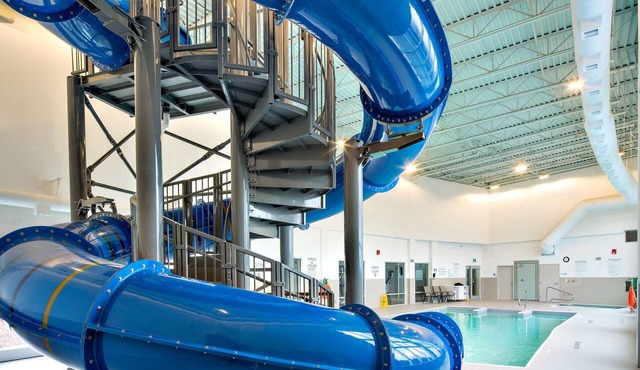 Queen Studio w/Kitchen | Daily Breakfast + Pool in Red Deer