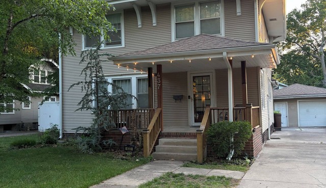 Quiet College Hill Getaway—Two Kings, Two Queens, remodeled kitchen and Bath