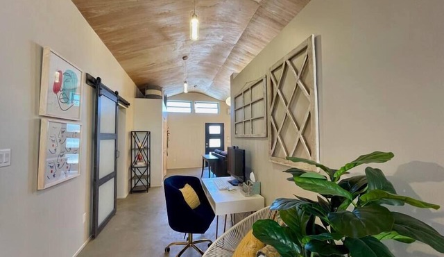 Quiet Dog-Friendly Loft Living with Amazing Views