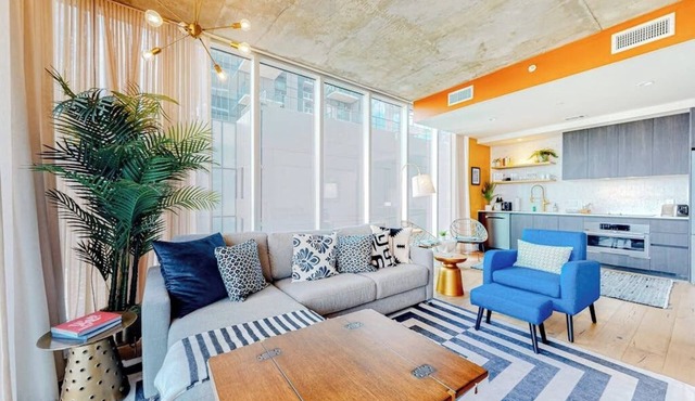 Rainey Street condo w/city-view balcony, rooftop pool & gym - Dogs OK