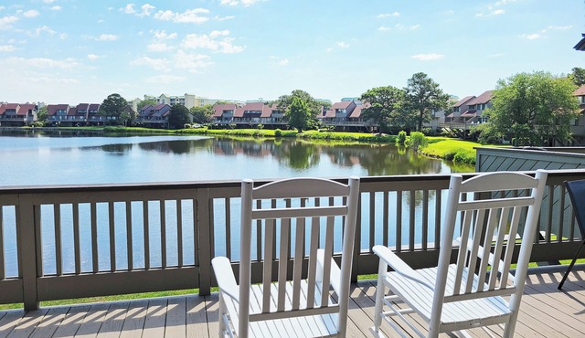 Raised Beach Townhouse, Lake View, Easy Walk to Beach, Pool, Covered Parking