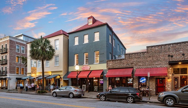 Rare French Quarter Escape, Sleeps 16 w. Parking!